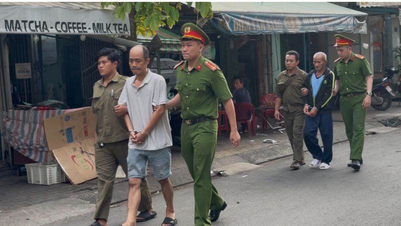 Khởi tố 2 đối tượng dùng hung khí đánh nhau sau va chạm giao thông -2