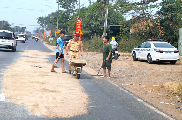 Người dân ấm lòng với “trạm tiếp sức” trên đường về quê đón Tết -1