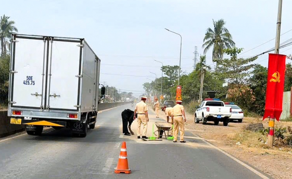 Người dân ấm lòng với “trạm tiếp sức” trên đường về quê đón Tết -0