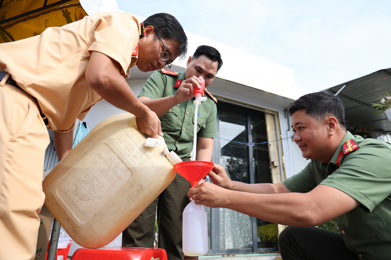CBCS Công an tỉnh An Giang phát nước suối, xăng tặng người dân về quê đón Tết -0