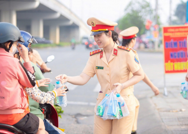 Người dân ấm lòng với “trạm tiếp sức” trên đường về quê đón Tết -0