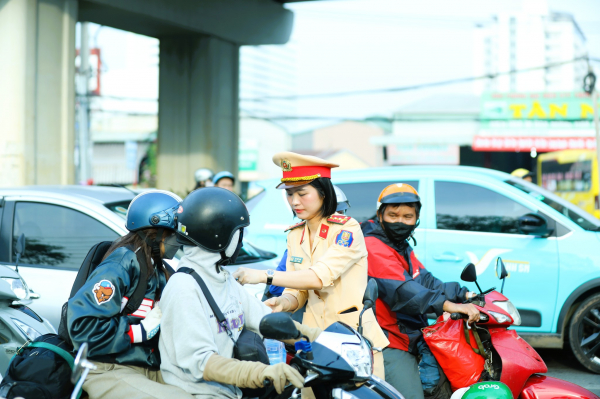 Người dân ấm lòng với “trạm tiếp sức” trên đường về quê đón Tết -1