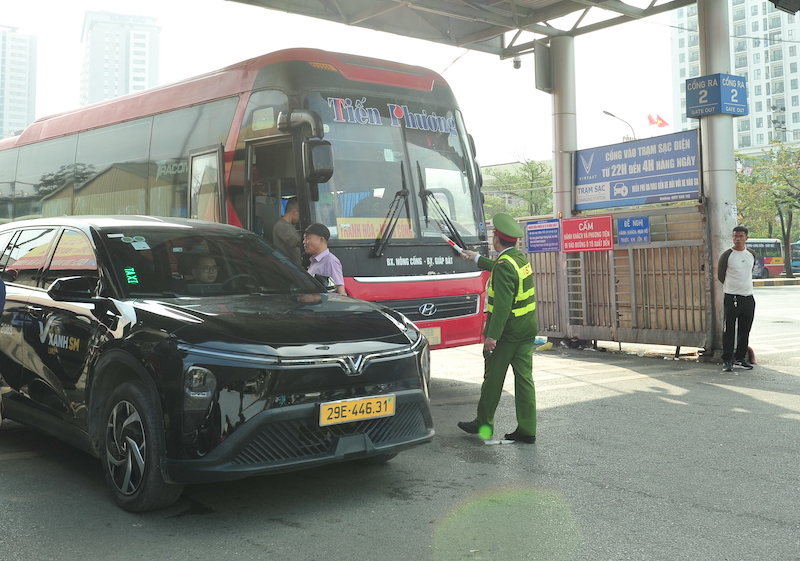 Công an Hà Nội tăng cường đảm bảo an ninh trật tự tại bến xe dịp Tết Nguyên đán Bính Ngọ -3