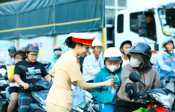 Người dân ấm lòng với “trạm tiếp sức” trên đường về quê đón Tết -0