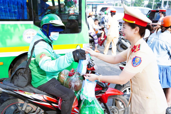 Người dân ấm lòng với “trạm tiếp sức” trên đường về quê đón Tết -0