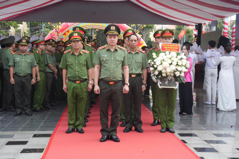 Trang trọng lễ Giỗ Anh hùng, Liệt sĩ Võ Thị Sáu -3