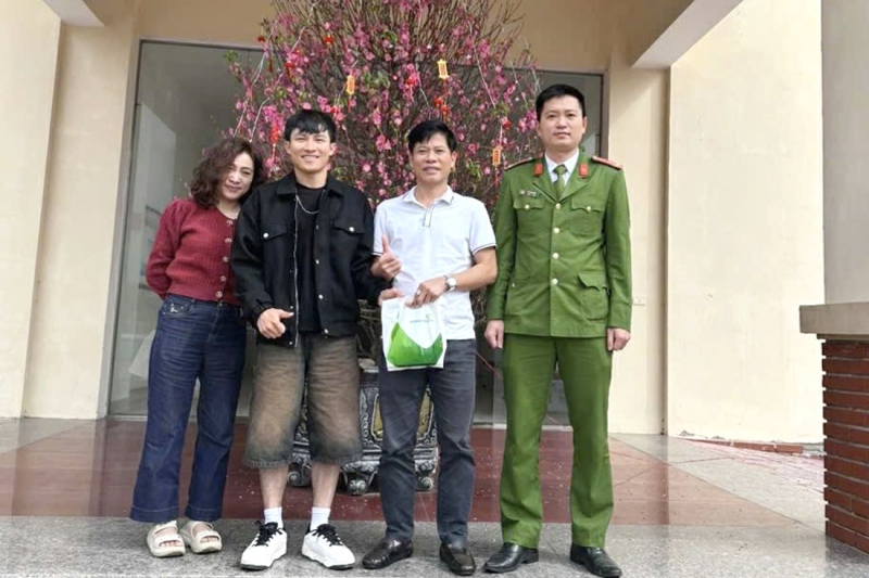 Công an phường hỗ trợ người dân nhận lại hơn 1 tỷ đồng chuyển nhầm  -0