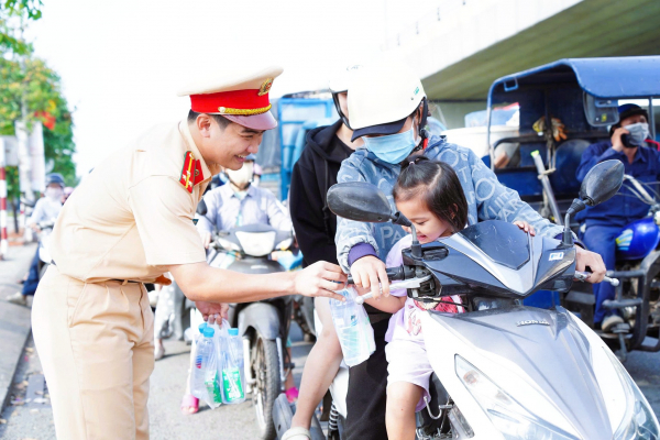 Người dân ấm lòng với “trạm tiếp sức” trên đường về quê đón Tết -0