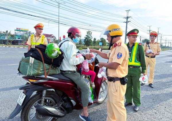 Người dân ấm lòng với “trạm tiếp sức” trên đường về quê đón Tết -1