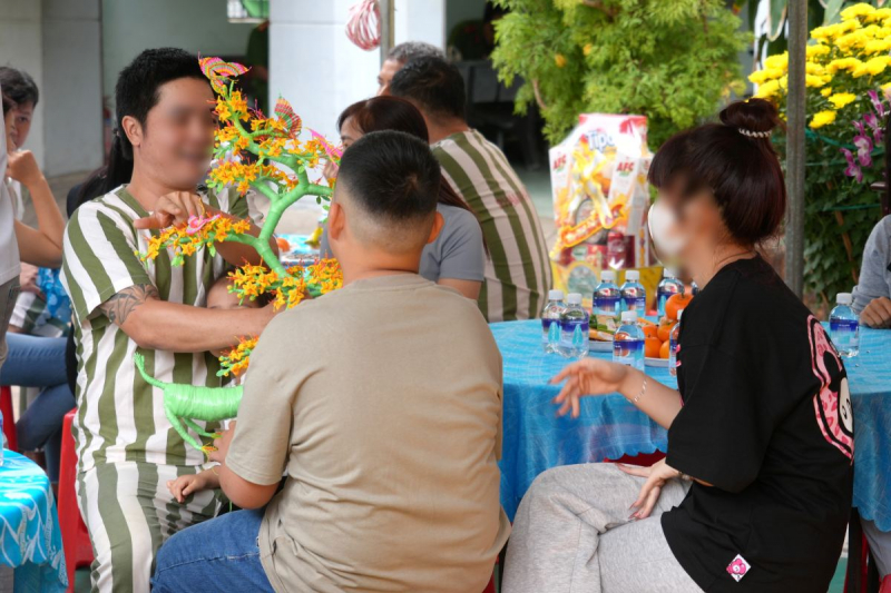 Phạm nhân xúc động gặp mặt người thân trong dịp Tết -0