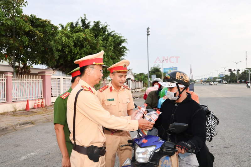 Công an TP Cần Thơ tổ chức “Điểm dừng chân nghĩa tình” -0