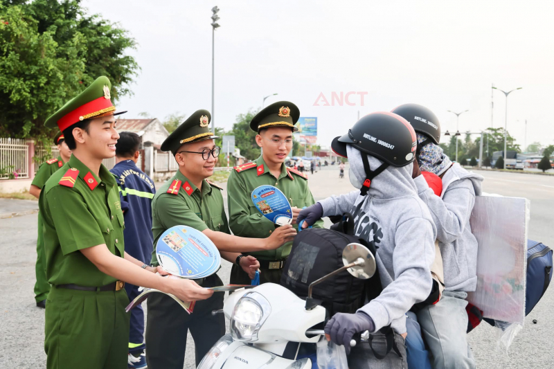 Công an TP Cần Thơ tổ chức “Điểm dừng chân nghĩa tình” -1