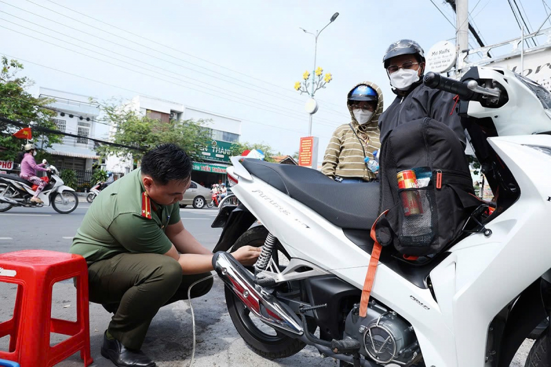 CBCS Công an tỉnh An Giang phát nước suối, xăng tặng người dân về quê đón Tết -0
