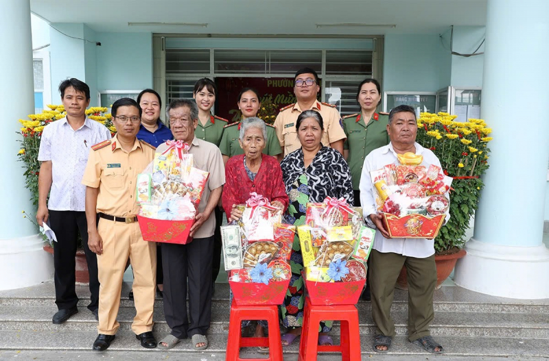 CBCS Công an tỉnh An Giang phát nước suối, xăng tặng người dân về quê đón Tết -0