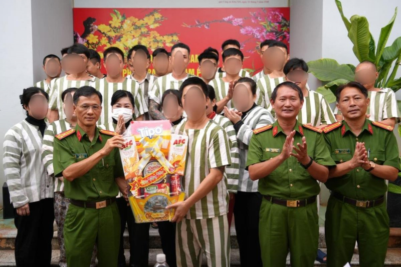 Phạm nhân xúc động gặp mặt người thân trong dịp Tết -1