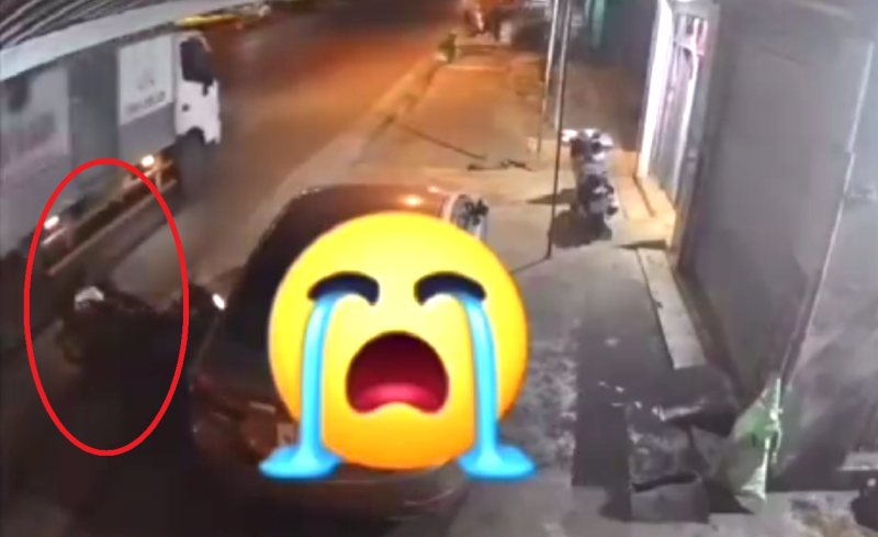Sau va chạm với xe máy, tài xế xe tải lái xe cán qua đầu nạn nhân rồi bỏ trốn -0