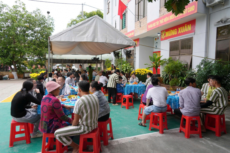 Phạm nhân xúc động gặp mặt người thân trong dịp Tết -3