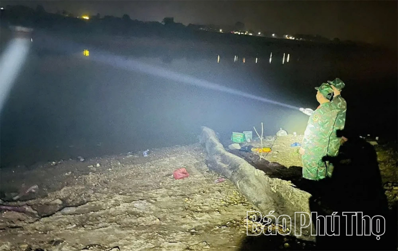 Thần tốc thi công cầu phao qua sông Lô -0