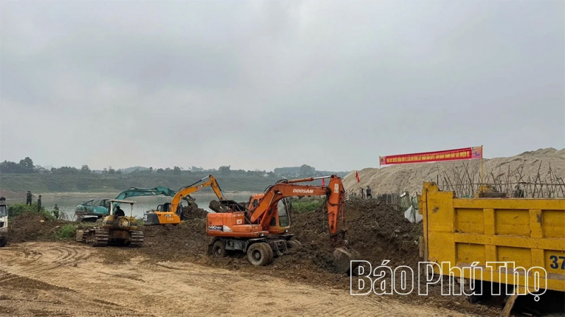 Thần tốc thi công cầu phao qua sông Lô -0