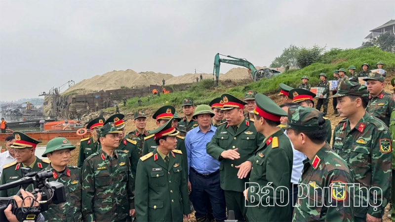 Thần tốc thi công cầu phao qua sông Lô -1