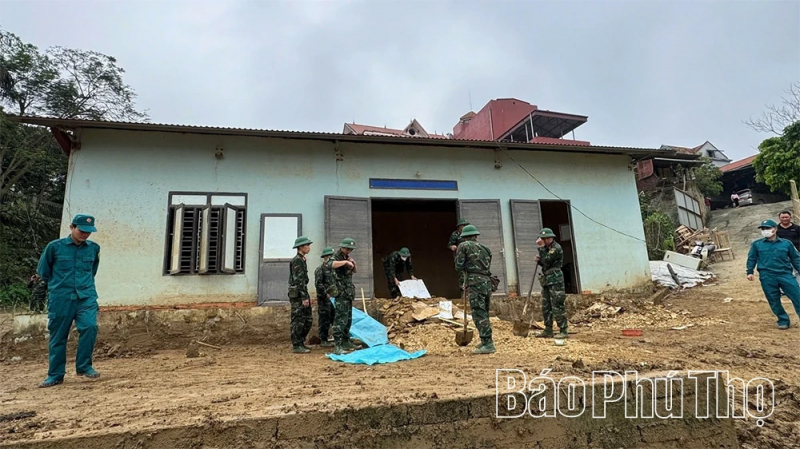 Thần tốc thi công cầu phao qua sông Lô -1