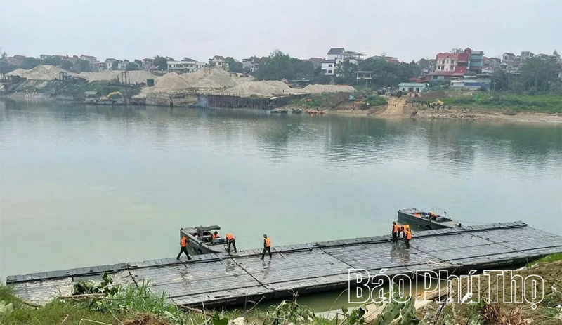 Thần tốc thi công cầu phao qua sông Lô -0