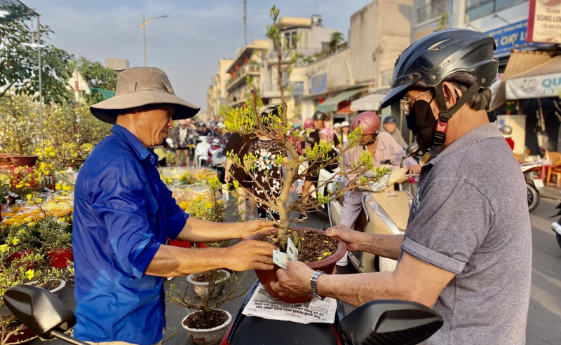 Chiều tối 28 tháng Chạp: Người dân TP Hồ Chí Minh tất bật mang Xuân về nhà -0