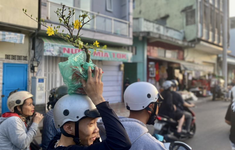 Chiều tối 28 tháng Chạp: Người dân TP Hồ Chí Minh tất bật mang Xuân về nhà -2