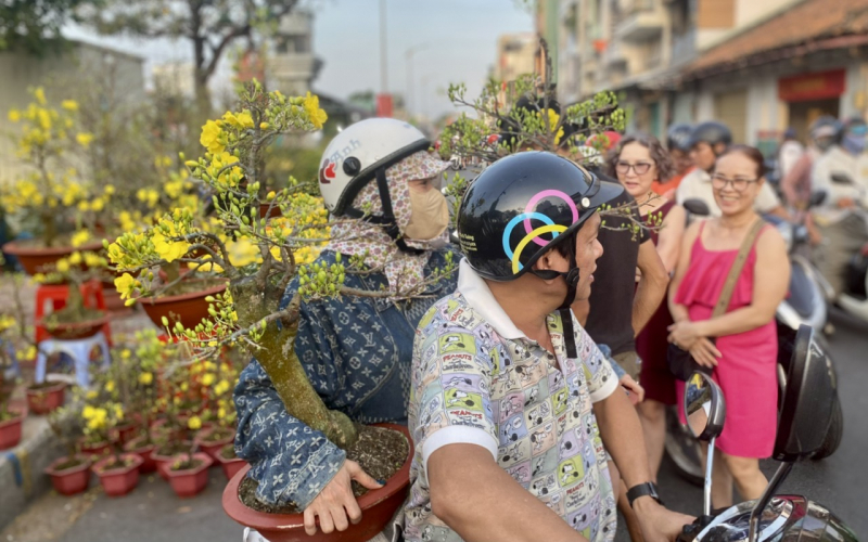 Chiều tối 28 tháng Chạp: Người dân TP Hồ Chí Minh tất bật mang Xuân về nhà -0