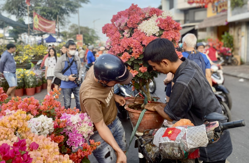 Chiều tối 28 tháng Chạp: Người dân TP Hồ Chí Minh tất bật mang Xuân về nhà -1