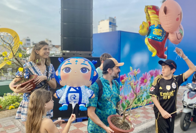 Chiều tối 28 tháng Chạp: Người dân TP Hồ Chí Minh tất bật mang Xuân về nhà -4