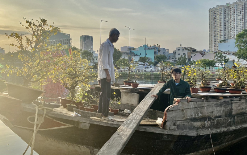 Chiều tối 28 tháng Chạp: Người dân TP Hồ Chí Minh tất bật mang Xuân về nhà -8