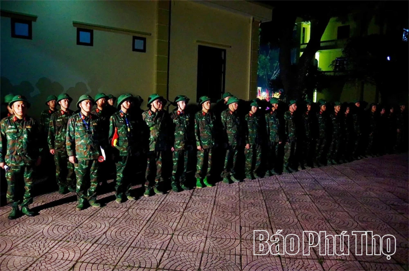 Thần tốc thi công cầu phao qua sông Lô -1