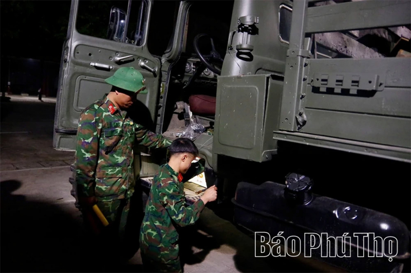 Thần tốc thi công cầu phao qua sông Lô -1