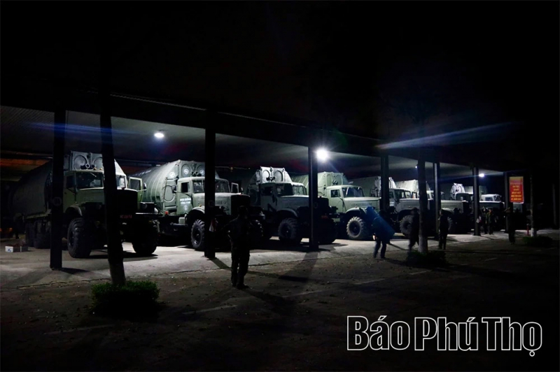 Thần tốc thi công cầu phao qua sông Lô -0