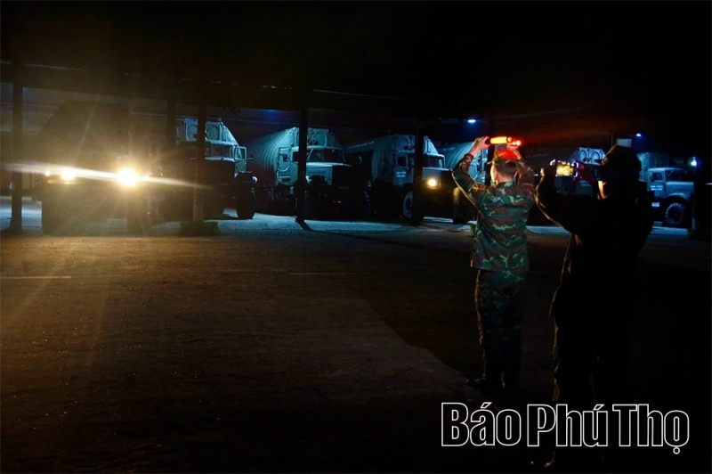 Thần tốc thi công cầu phao qua sông Lô -1