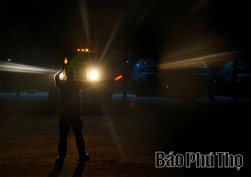 Thần tốc thi công cầu phao qua sông Lô -0