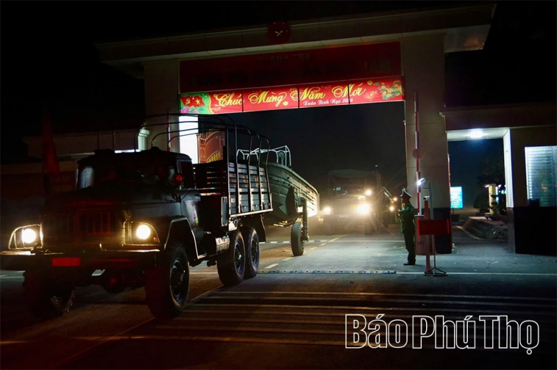 Thần tốc thi công cầu phao qua sông Lô -1