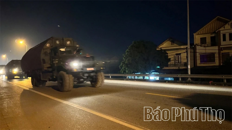 Thần tốc thi công cầu phao qua sông Lô -1