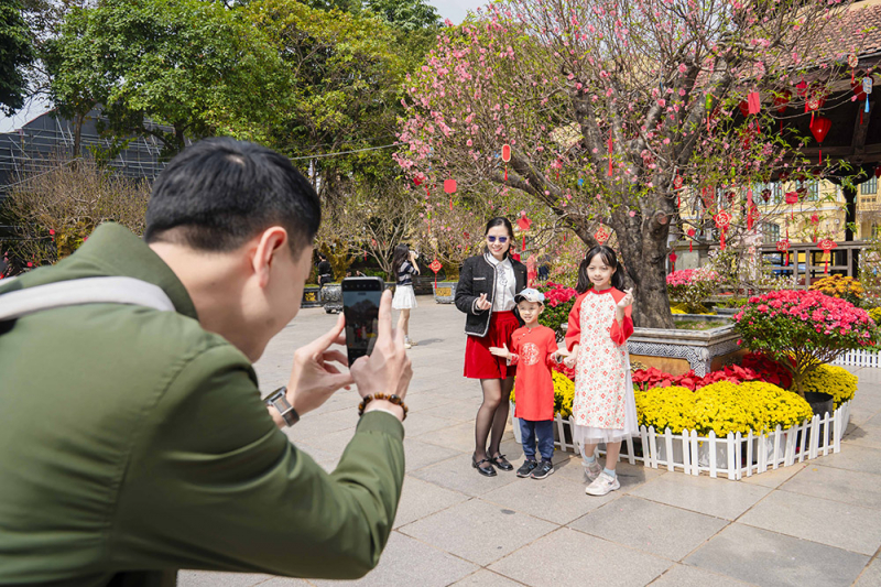 Du khách tấp nập check in không gian hoa xuân ấn tượng giữa lòng Hà Nội -1