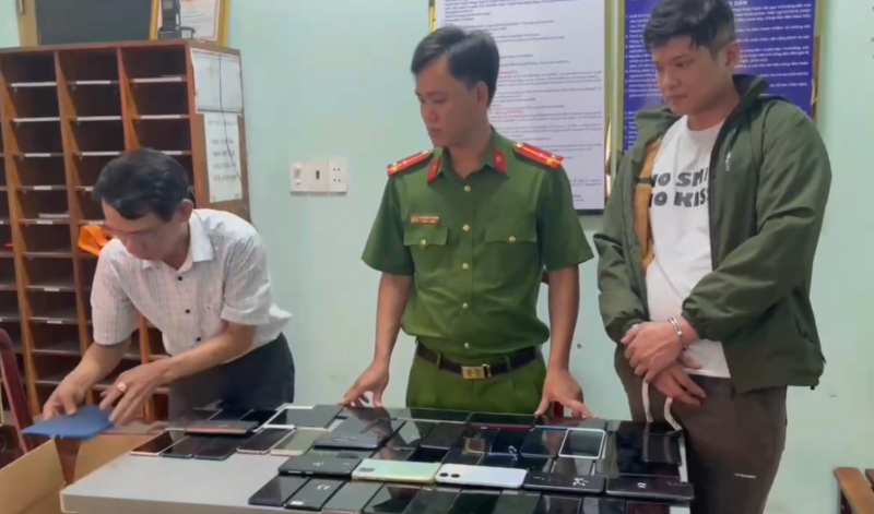 Bắt nhanh đối tượng trộm 51 điện thoại sau hơn 3 giờ gây án -0