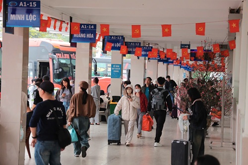 Hà Nội: Phố xá thưa vắng người dân…thong dong đi lại sắm Tết -0