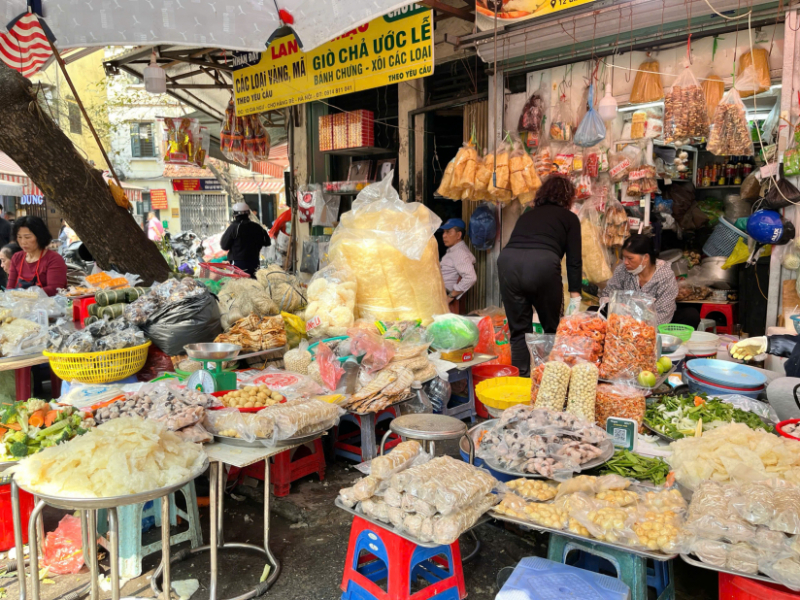 Thị trường ngày 28 Tết Bính Ngọ: Hàng hoá phong phú, giá cả ổn định -0