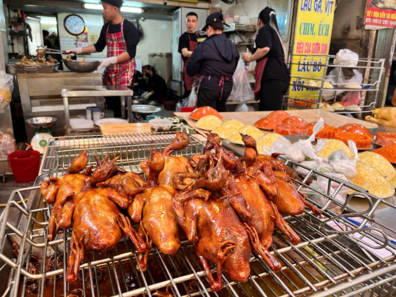 Thị trường ngày 28 Tết Bính Ngọ: Hàng hoá phong phú, giá cả ổn định -0