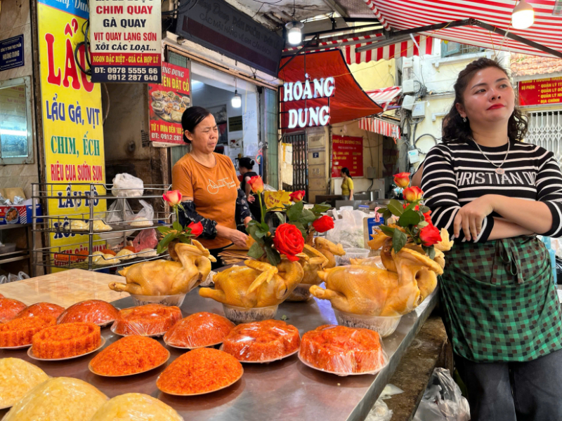 Thị trường ngày 28 Tết Bính Ngọ: Hàng hoá phong phú, giá cả ổn định -0