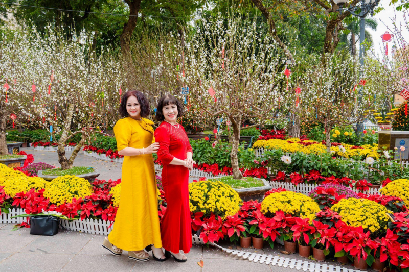 Du khách tấp nập check in không gian hoa xuân ấn tượng giữa lòng Hà Nội -0
