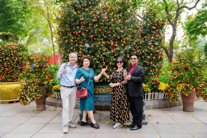 Du khách tấp nập check in không gian hoa xuân ấn tượng giữa lòng Hà Nội -0