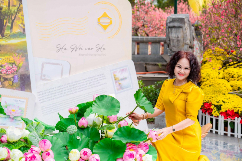 Du khách tấp nập check in không gian hoa xuân ấn tượng giữa lòng Hà Nội -1