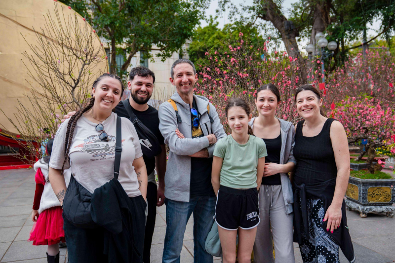 Du khách tấp nập check in không gian hoa xuân ấn tượng giữa lòng Hà Nội -0