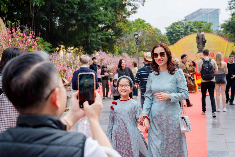 Du khách tấp nập check in không gian hoa xuân ấn tượng giữa lòng Hà Nội -1